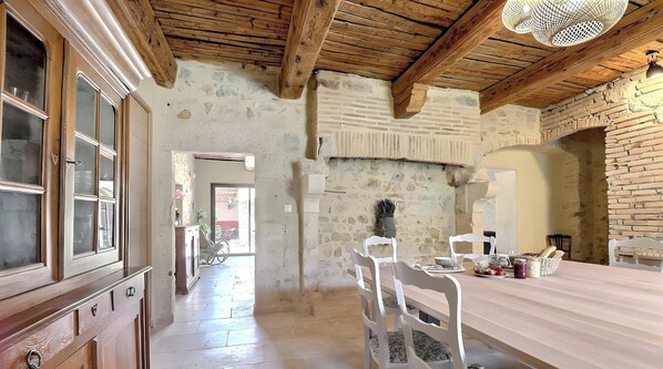 Dining - Guest Room “L’Aphyllanthe” with Large Shared Courtyard and Wi-Fi (Saint-Remèze)