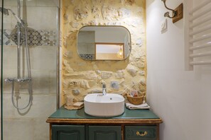 Een douche, een haardroger, handdoeken