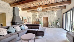 Living area - Guest Room “L’Aphyllanthe” with Large Shared Courtyard and Wi-Fi (Saint-Remèze)