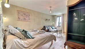Room - Guest Room “L’Aphyllanthe” with Large Shared Courtyard and Wi-Fi (Saint-Remèze)