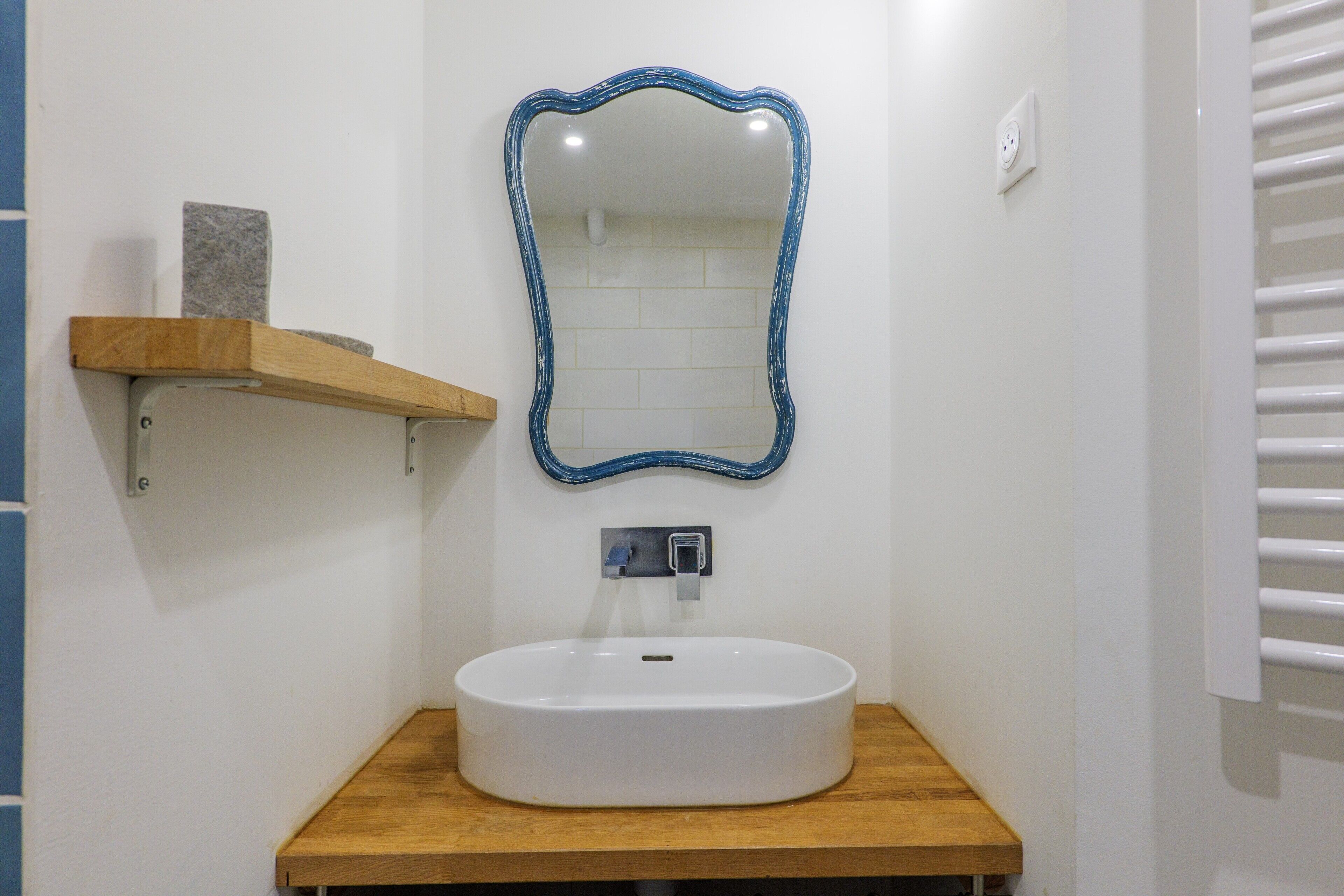 Douche, sèche-cheveux, serviettes fournies