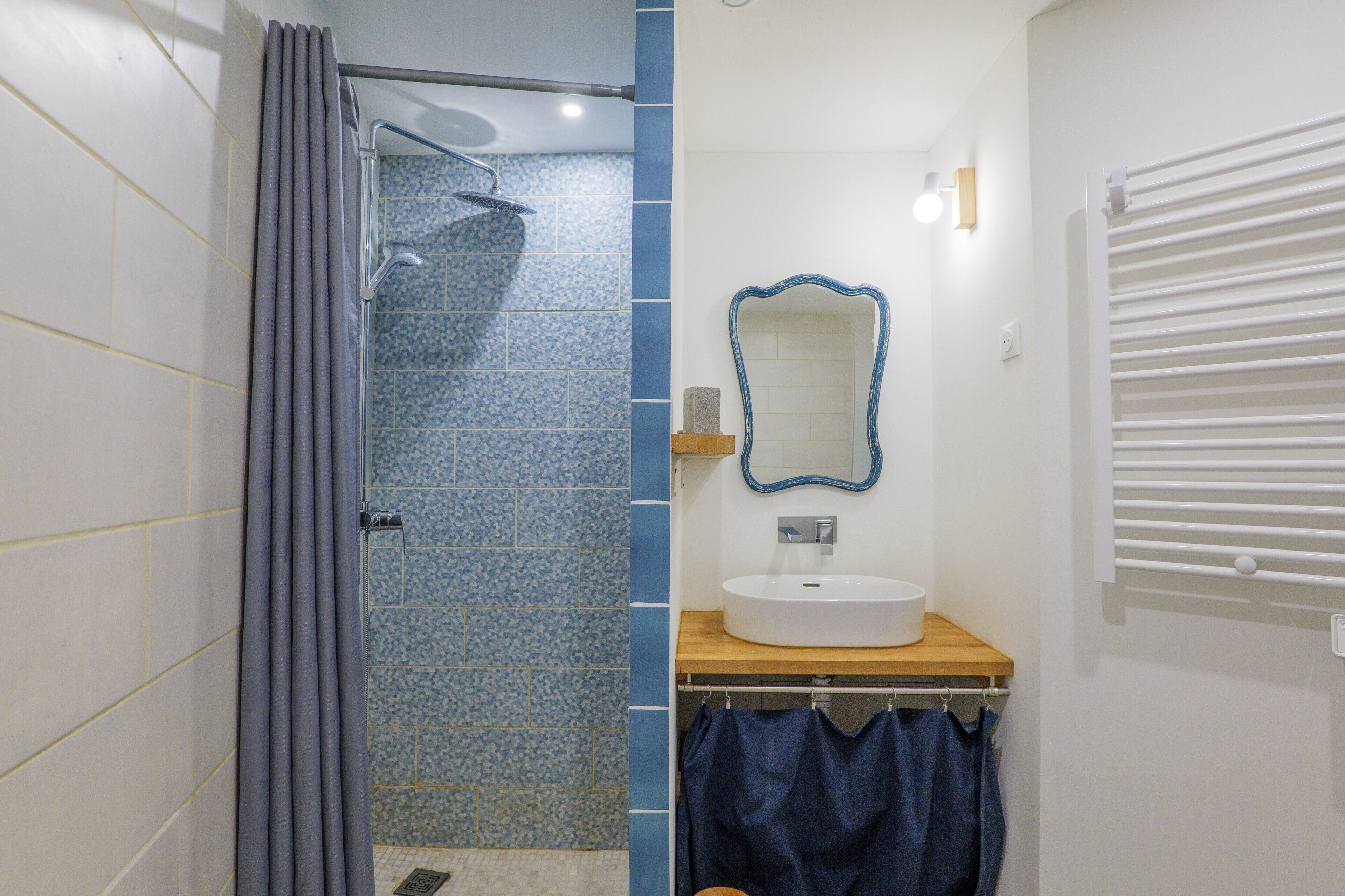 Douche, sèche-cheveux, serviettes fournies