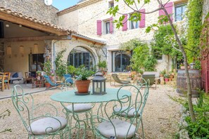 Outdoor dining - Guest Room “Sous l’Acacia” with Spacious Shared Courtyard and Wi-Fi (Saint-Remèze)