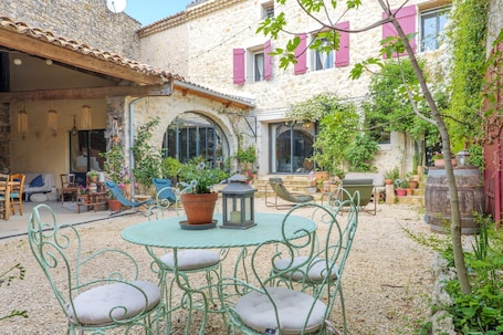Outdoor dining. Guest Room “Sous l’Acacia” with Spacious Shared Courtyard and Wi-Fi