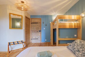 Room - Guest Room “Sous l’Acacia” with Spacious Shared Courtyard and Wi-Fi (Saint-Remèze)