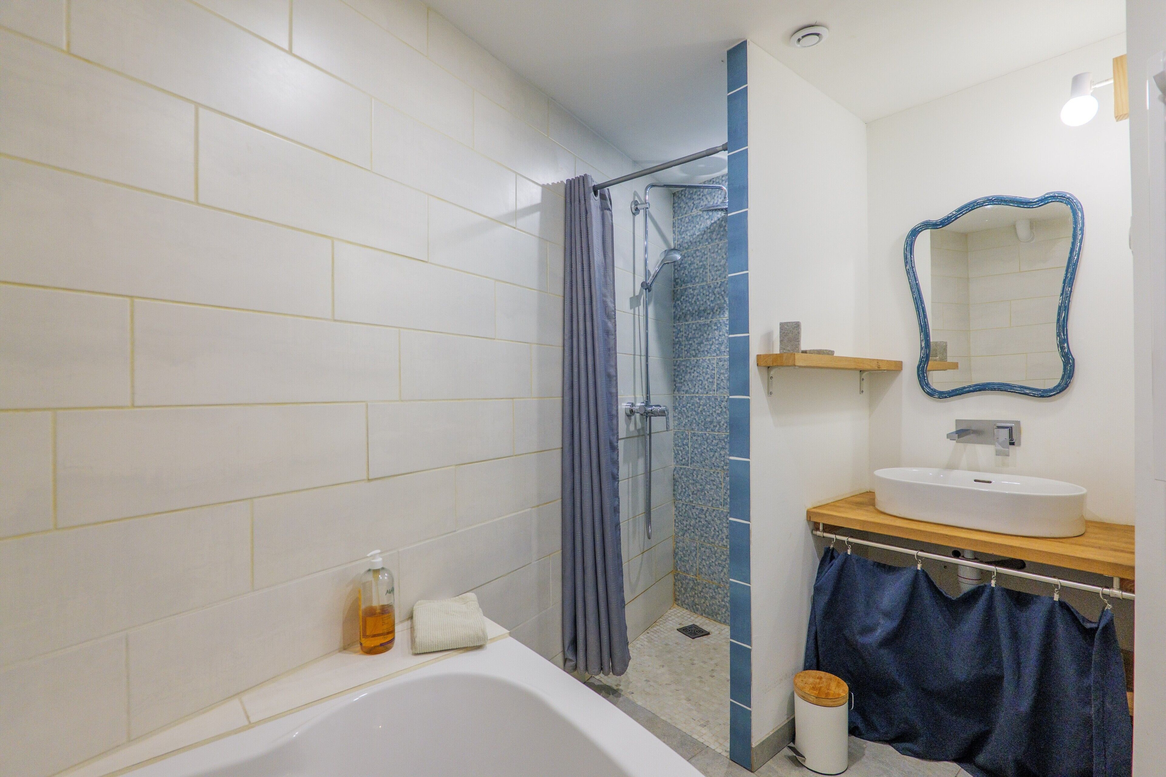 Douche, sèche-cheveux, serviettes fournies