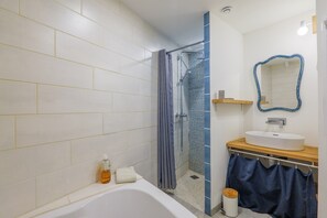 Bathroom - Guest Room “Sous l’Acacia” with Spacious Shared Courtyard and Wi-Fi (Saint-Remèze)