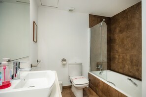 Shower, hair dryer, towels - Immacolato piano terra con giardino privato e piscina comunnal a pinaret (Port de Pollença)