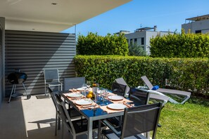 Outdoor dining - Immacolato piano terra con giardino privato e piscina comunnal a pinaret (Port de Pollença)