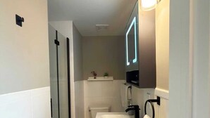 Een douche, een haardroger, handdoeken, shampoo