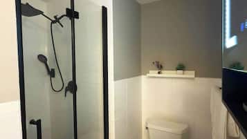 Dusche, Haartrockner, Handtücher, Shampoo