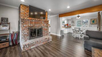 House, Multiple Beds, Patio, Garden View (Donner Lake Delight) | Living area