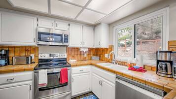 House, Multiple Beds, Patio, Garden View (Donner Lake Delight) | Private kitchen