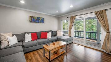 House, Berbilang Katil, Patio, Garden View (Donner Lake Delight) | Ruang tamu