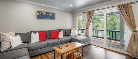 House, Multiple Beds, Patio, Garden View (Donner Lake Delight) | Living area