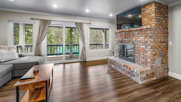 House, Multiple Beds, Patio, Garden View (Donner Lake Delight) | Living area