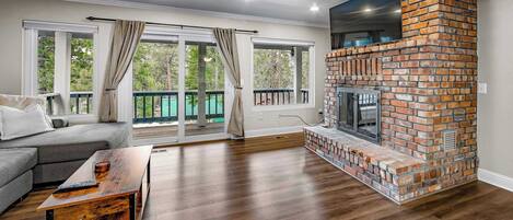 單棟房屋, 多張床, 露台, 花園景 (Donner Lake Delight) | 客廳