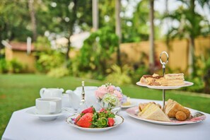 Free daily English breakfast - The Manor (Colombo)