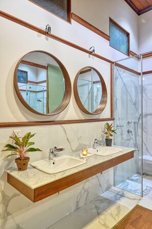 Towels, soap, shampoo, toilet paper - The Manor (Colombo)