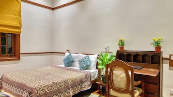 Dobbeltrom – deluxe, hageutsikt | Skrivebord og wi-fi (inkludert)