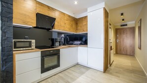 Une cuisine moderne équipée d’un four à micro-ondes, d’une cuisinière et d’un évier.