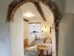 A cozy interior with a kitchen, a sofa, and a patterned rug. - Ravensthorpe Rural Retreat (Northampton)