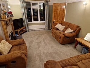 Living area - Spacious family home walking distance to town and beaches (Falmouth)