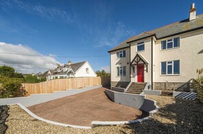 Exterior - Spacious family home walking distance to town and beaches (Falmouth)