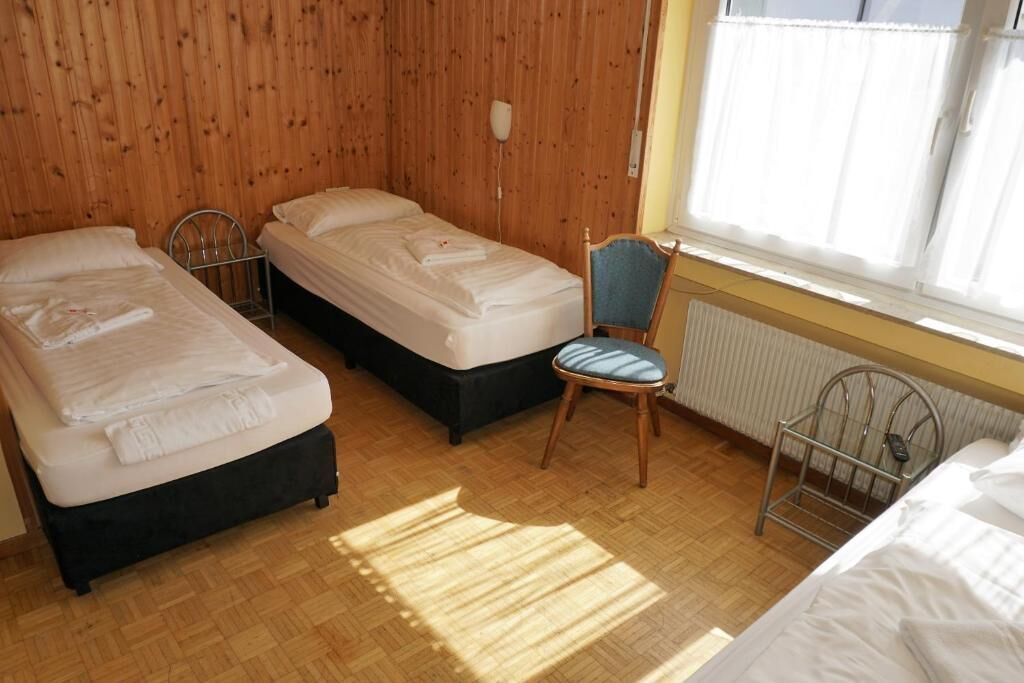 Basic Triple Room | Desk, free WiFi