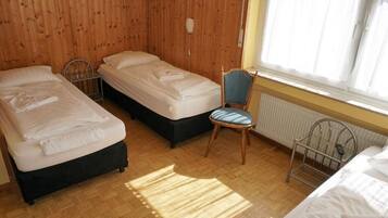 Basic-Dreibettzimmer | Schreibtisch, kostenloses WLAN