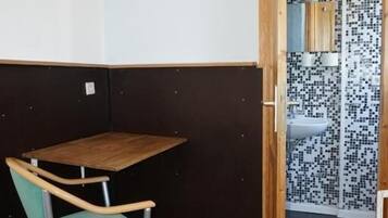 Dusche, kostenlose Toilettenartikel, Haartrockner, Handtücher