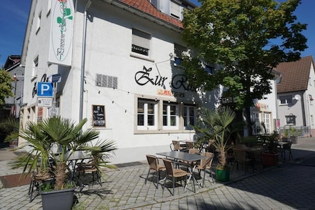 Restaurante al aire libre. Pension zur Rose