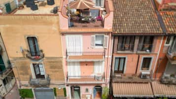 Vista frontal de la propiedad