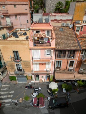 Vista frontal de la propiedad