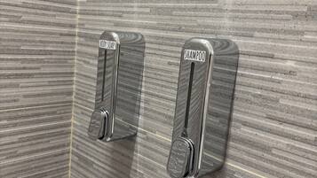 Doccia, asciugacapelli, bidet, asciugamani