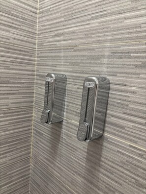 Douche, sèche-cheveux, bidet, serviettes fournies