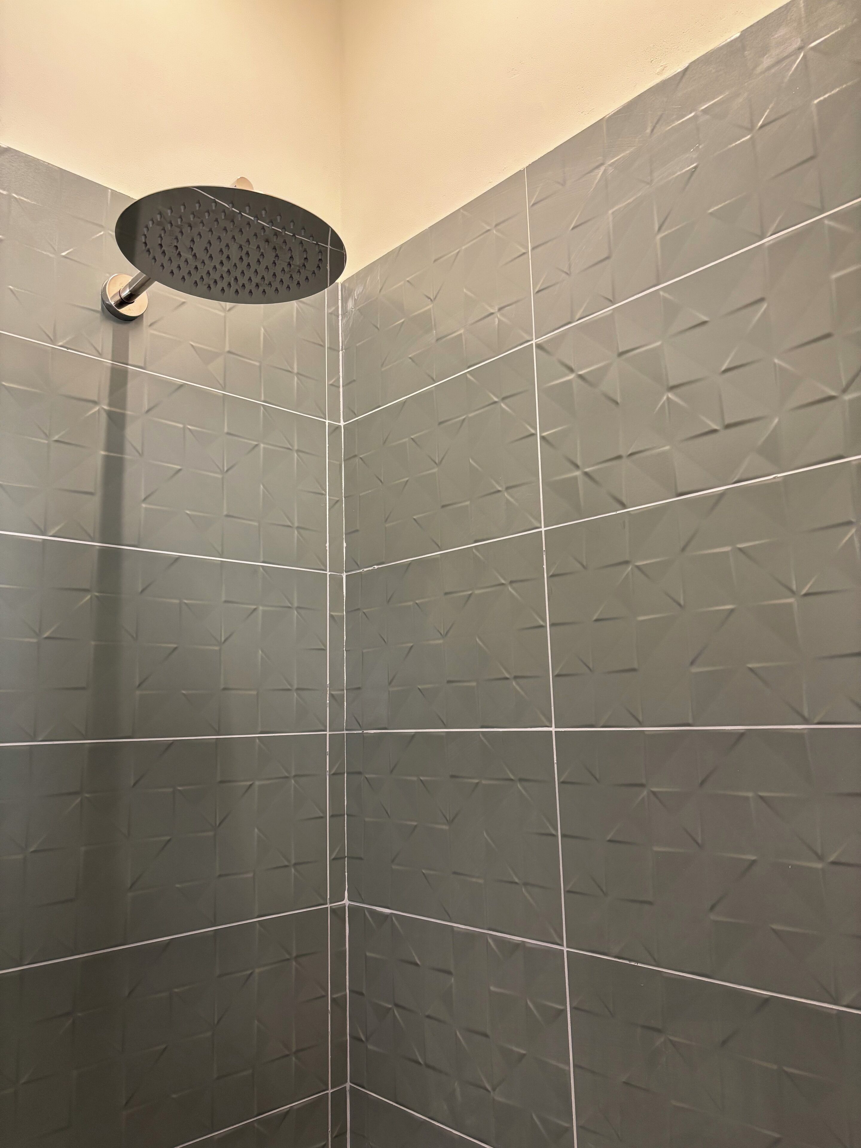 Douche, sèche-cheveux, bidet, serviettes fournies