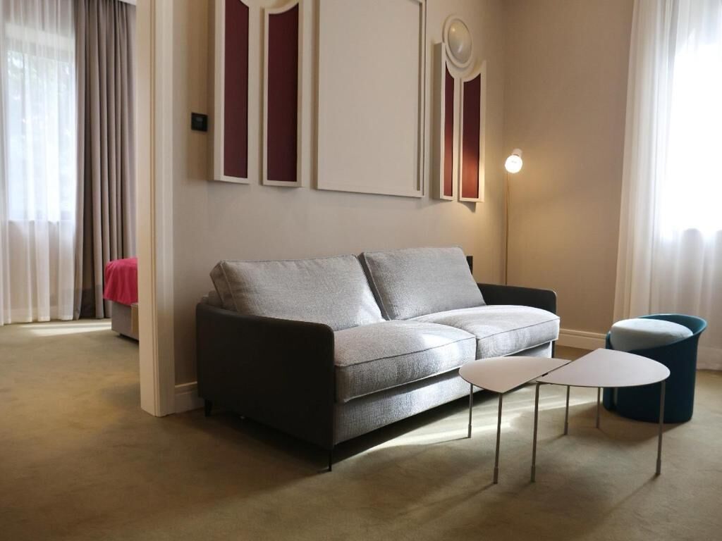 Junior suite, uitzicht op de stad | Een kluis op de kamer, een bureau, een laptopwerkplek