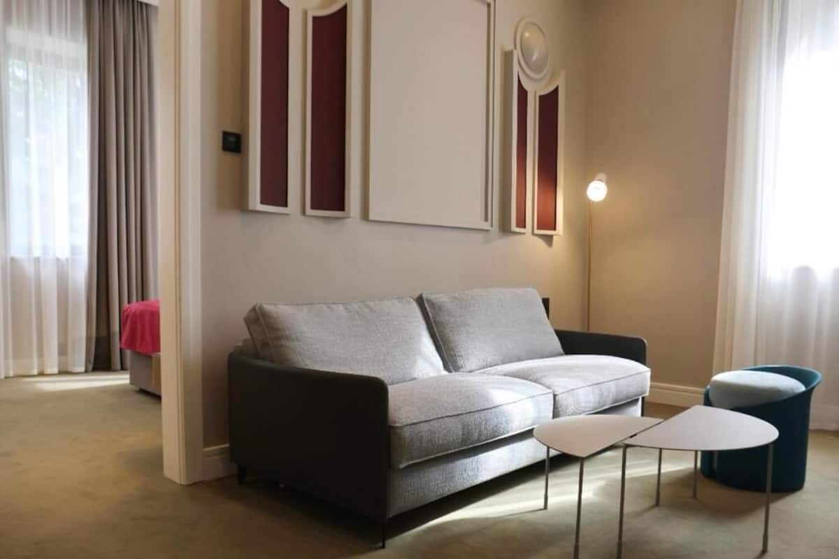 Juniorsvit - utsikt mot staden | Värdeförvaringsskåp på rummet, skrivbord och arbetsyta för laptop