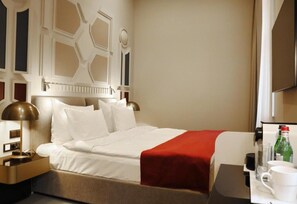 Een kluis op de kamer, een bureau, een laptopwerkplek