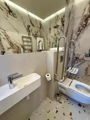 Tweepersoonskamer, uitzicht op de stad | Badkamer | Een douche, gratis toiletartikelen, een haardroger, pantoffels