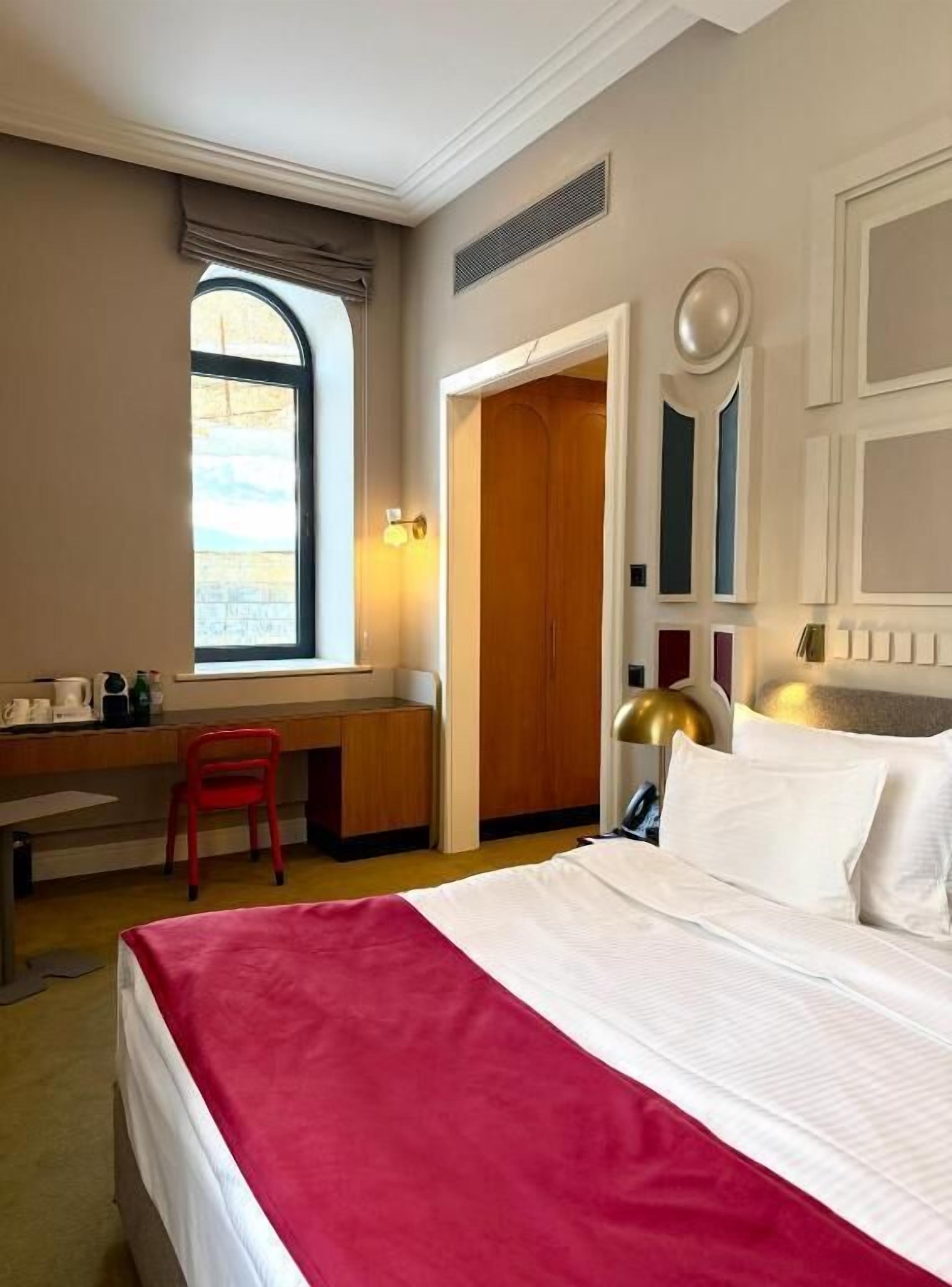 Tweepersoonskamer, uitzicht op de stad | Een kluis op de kamer, een bureau, een laptopwerkplek