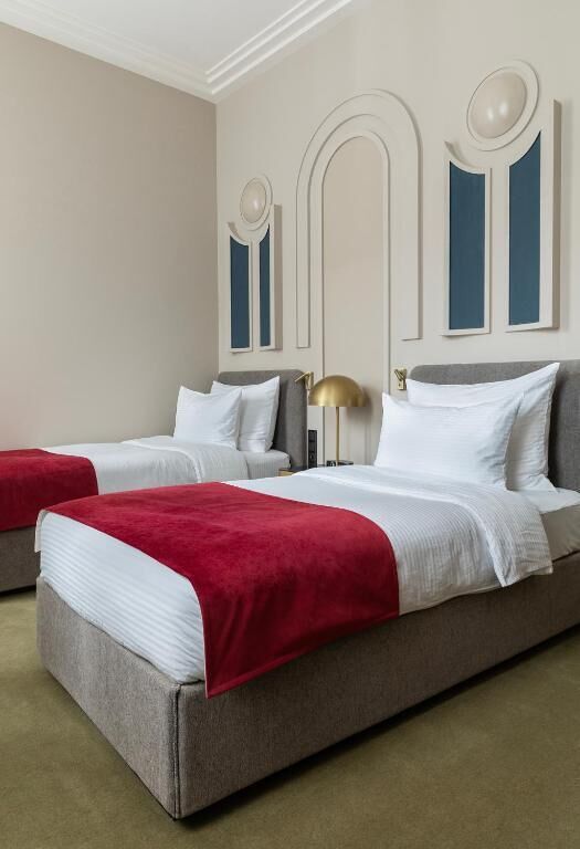 Een kluis op de kamer, een bureau, een laptopwerkplek