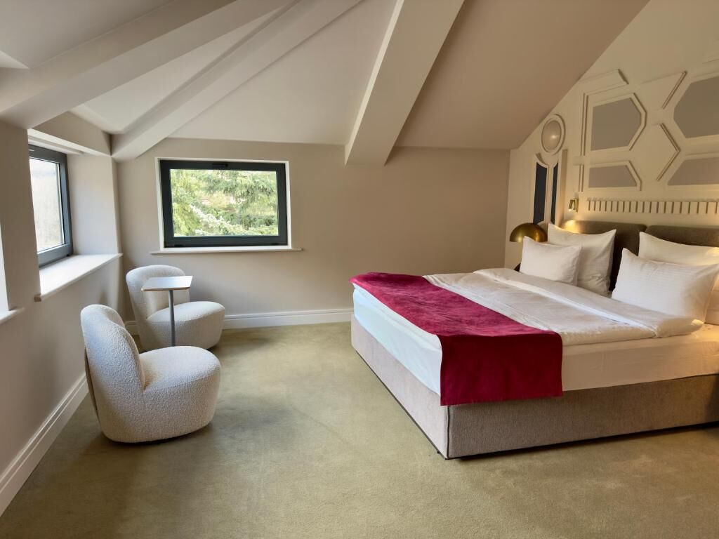 Een kluis op de kamer, een bureau, een laptopwerkplek