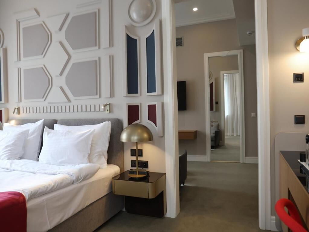 Deluxe suite, uitzicht op de stad | Een kluis op de kamer, een bureau, een laptopwerkplek