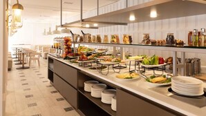 Un buffet con diversi cibi e condimenti.