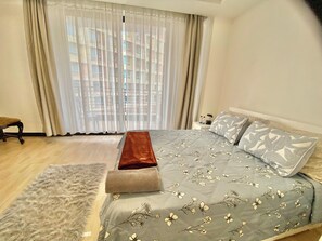 3 habitaciones, escritorio y tabla de planchar con plancha 