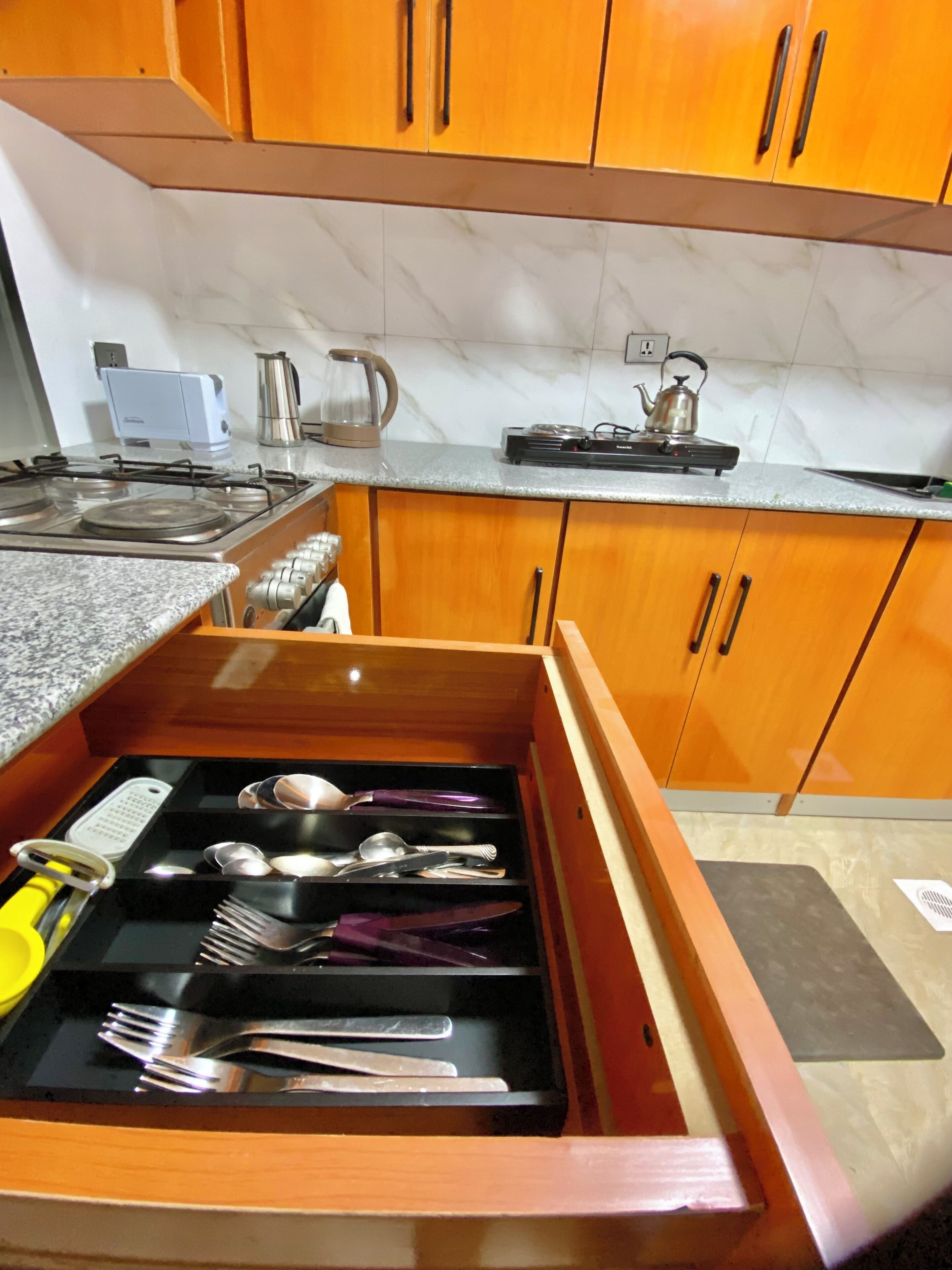 Coffee/tea maker, fridge, oven, stovetop