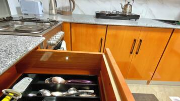 Coffee/tea maker, fridge, oven, stovetop