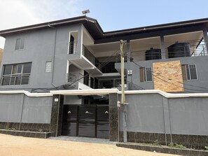 Exterior - Cozy 1-bedroom studio in tranquil Weija with AC comfort (Weija)